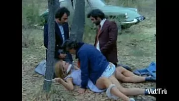 Play Futai cu trei pularai leaga o pizdulice de maini si o violeaza in padure