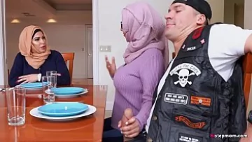 Play Doua araboaice ce dau pizdulice unui urat