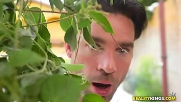 Play Urmareaste pe vecina lui buna rau si o face sa faca futai cu el