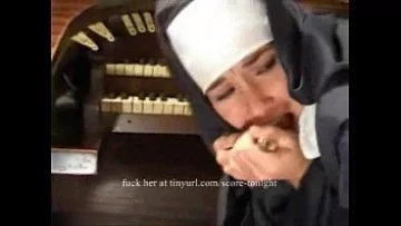 Play Sex in grup cu o adolescenta calugarita in biserica