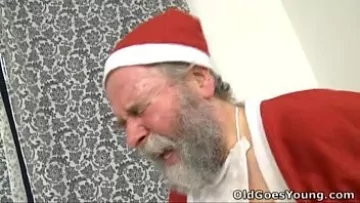 Play Mos craciun fute o pizdulice model fortat ziua pe strada