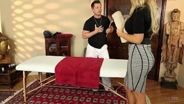 Play Filme xxx cu blonde profesoara se duce la masaj si e violata