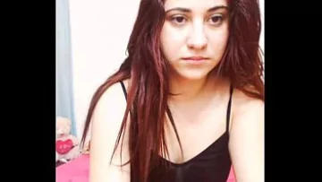 Play Tarfa din bucuresti la webcam se mangaie pe cur si pe tate