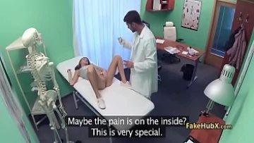 Play Futai cu un doctor futacios de paciente face sex cu o slabuta rasa la pizdulice