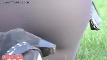 Play Tarfa umbla prin parc si gaseste pe unul ce i-o trage pe iarba