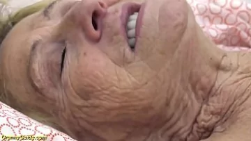 Play Futai cu o baba de 90 ce face sex si ii place sa faca filme xxx