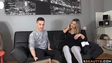 Play Futai cu o grasa ce face sex pe o canapea in toate gaurile