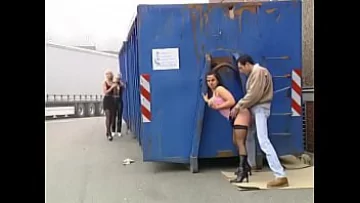 Play Penetrata in spatele unei cladiri mici
