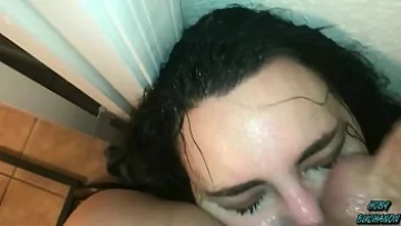 Play Bruneta e impinsa cu capul in pula prea hardcore si o ineaca