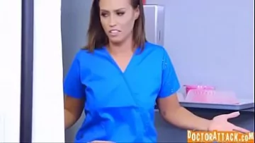 Play Futai cu doctorita obraznica ii place sa suga pulile pacientilor in spital