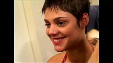 Play Iuliana nu stie sa faca sex si se face de ras ca nu are habar