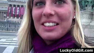 Play Blonda face un sex fierbinte cu un tip adolescentel ce o suge rau