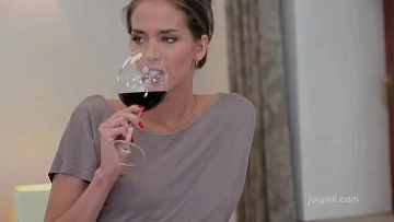 Play Dupa ce serverste un vin amesteste si face sex cu fiul incest