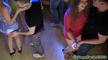 Play Penetrata in cur de un barbat mult mai tanar si de mosul ei