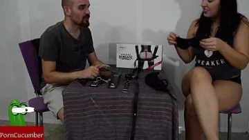 Play Bruneta brutala isi leaga sotul si face sex in bratele lui