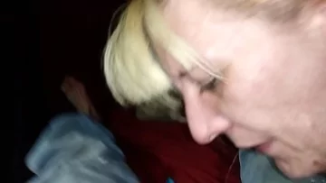 Play Futai cu o baba batrana ce ii face muie nepotului frumos