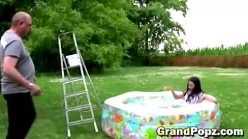 Play Tarfa face futai cu un tip ca ia cumparat o mini piscina