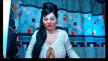 Play Futai cu matura ce produce banii cand face videochat