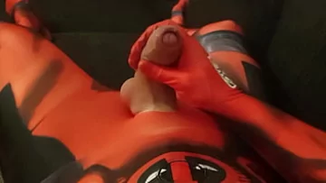 Play Busty Maid Cums peste ea însăși în ciorapi