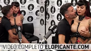 Play Angie Ninfa călărește din greu pe Dick in the Hot Room al lui Elo Podcast