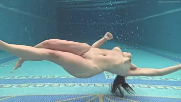 Play Milf-ul maghiar Sazan Cheharda’s X-Rated Underwater Tease