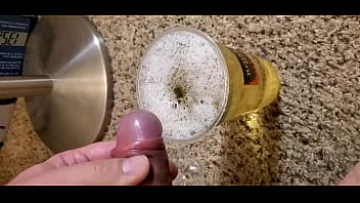 Play Kinky Blonde se pișează într-o cupă și pe podea