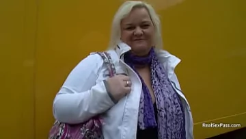 Play MILF blondă curbată se face plăcere cu păsărică netedă și un vibrator