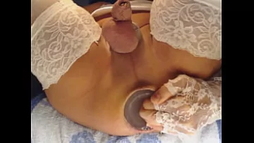 Play HOT Shemale Prolaps: Dildo de 9 cm complet introdus în fund, aproape