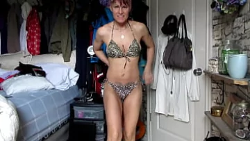 Play Mica blondă MILF Ariel Glide sfârâie în bikini fierbinți și dorește să-ți vorbească murdar