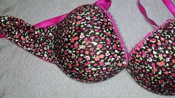 Play Ejac pe noul sutien floral: Fetiș de masturbare cu Dick și sperma