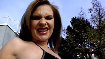 Play Tarra White și Nick Lang: o întâlnire anală în aer liber cu ciorapi și bikini