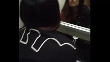 Play Verișoara și prietenul prinși făcându-se la motel