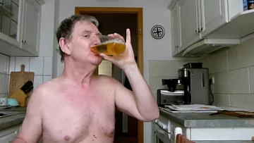 Play Andreas se dezbracă și își bea propriul squirt natural