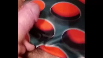 Play Big Cock Man trage mai multe cumshots în timp ce se masturbează