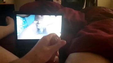 Play Masturbarea penisului si cumshot exploziv in timp ce vizionati clipuri video XXX Horny Chub
