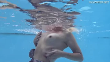 Play Sesiunea de sex sălbatic în aer liber a lui Emily Ross în piscină