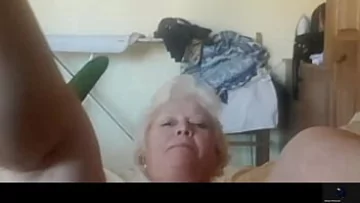 Play Sesiune aburoasă solo a MILF Lady Dalia în timp ce gătește un deliciu delicios