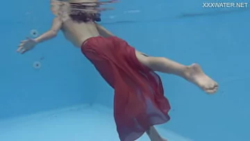 Play Starul porno Hermione Ganger, brunetă, se udă în piscină