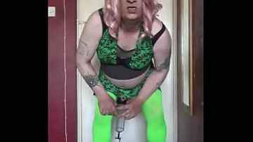 Play Aventura de înghițire a pișului a unui travestitor bisexual: auto-umilire și poftă de mai mult
