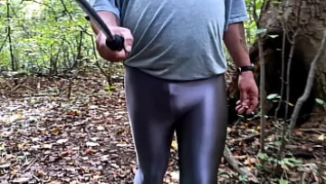 Play Drumeție nud în parcul orașului: puțul mic expus în jambiere argintii strălucitoare