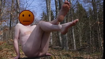 Play Amator gol care își mângâie penisul în aer liber în pădure