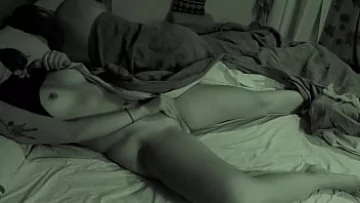 Play O adolescentă asiatică se masturbează lângă iubitul adormit: păsărică rasă și fundul mare