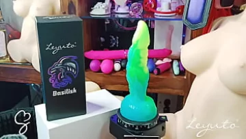 Play Orgasmul intens al lui Sarah Sue cu Dildo Luminous Fantasy Basilisk