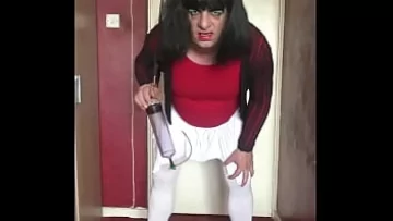 Play Sissy Crossdresser Cerșind pentru înghițire a tubului plin de pis