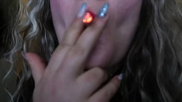 Play Adolescent dolofan cu sâni mari și buze roșii se udă și sălbatic