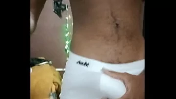 Play Magrinho cu cocoșul mare se dezbracă și își scoate tija tare