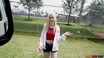 Play Blonda Busty Cameron Minx într-o întâlnire interracială intensă