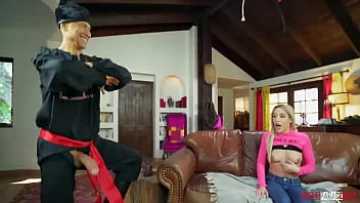 Play Abella Danger ia o penisă rusească groasă în fundul ei strâmt