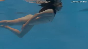 Play Experimentați alura lui Marfa: o splendidă brunetă pornostară în joacă lângă piscină