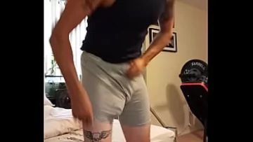 Play Tatted White Stud trage o încărcătură masivă cu penisul său uriaș